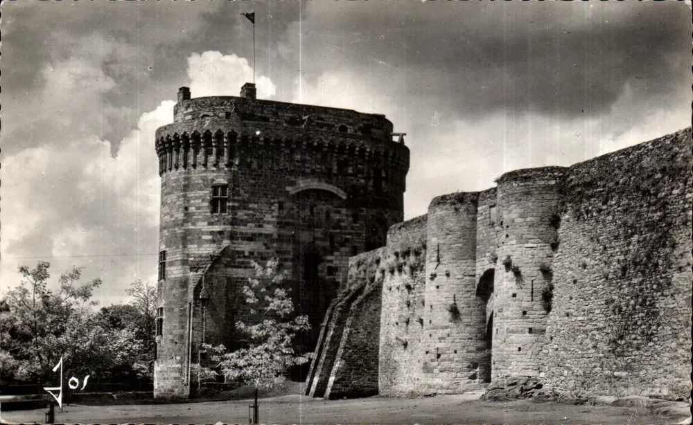 Dinan (C.-du-N.) — Torre do Castelo da Duquesa Ana, torre massiva de 34 m construída pelos Duques da Bretanha no século XIV — Éditions d'Art IDS - Frente