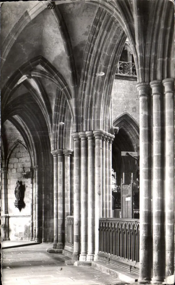 Intérieur de l'église de Toulouse — vue des voûtes et colonnes - Recto