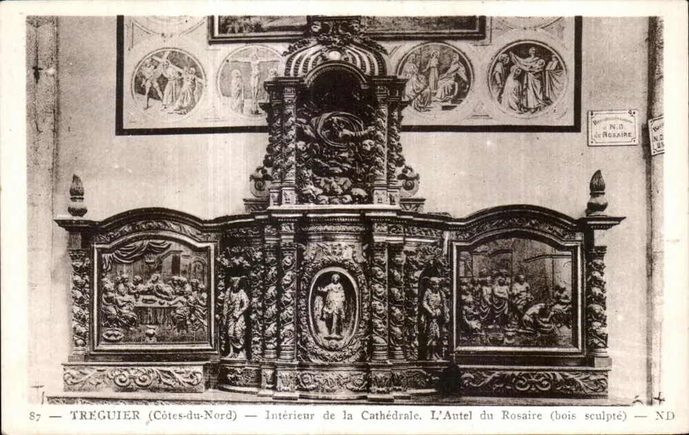 TREGUIER (Côtes-du-Nord) — Innenansicht der Kathedrale. Der Rosenkranz-Altar (geschnitztes Holz) — ND - Vorderseite