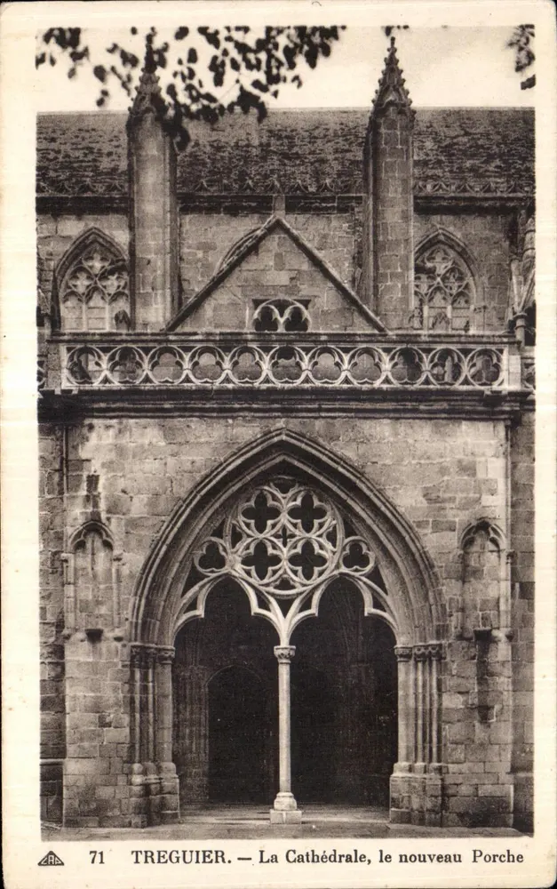 TREGUIER — Die Kathedrale, der neue Portalbereich - Vorderseite