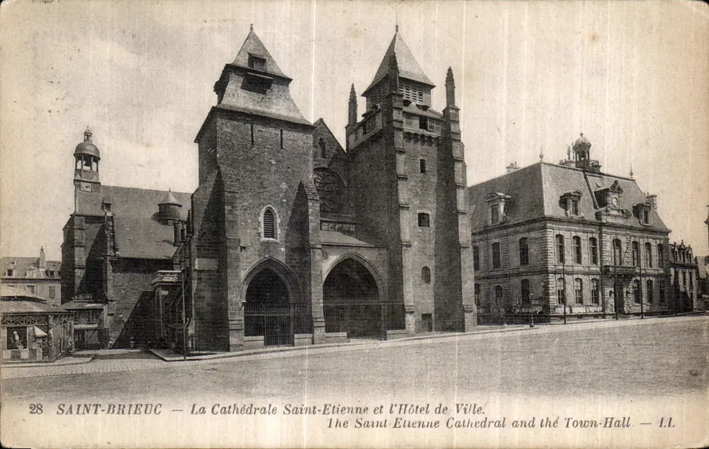 Saint-Brieuc — Kathedrale Saint-Étienne und Rathaus — I.L. - Vorderseite