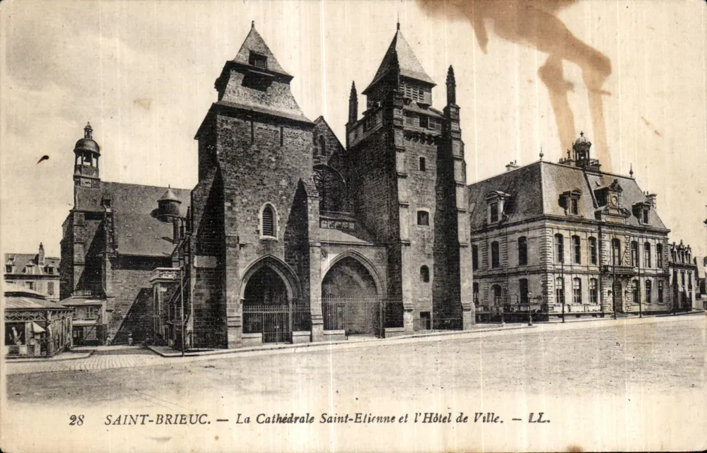 Saint-Brieuc — Die Kathedrale Saint-Elirinne und das Rathaus — LL. — n°28 - Vorderseite