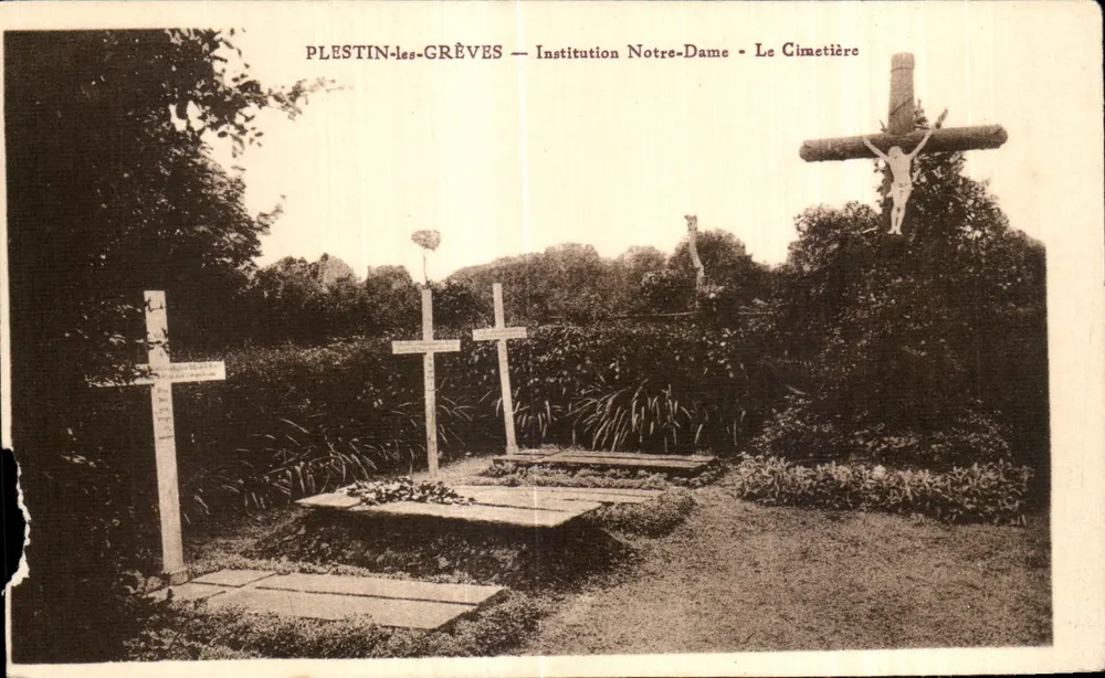 Plestin-les-Grèves — Institution Notre-Dame — Der Friedhof - Vorderseite