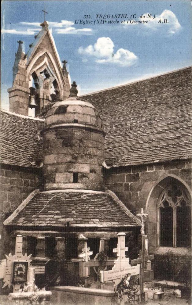 TREGASTEL (C.-du-N.) — Die Kirche (12. Jahrhundert) und das Ossarium — A.B. - Vorderseite