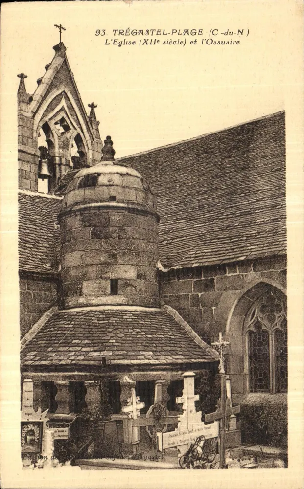Trégastel-Plage (C-du-N) — Die Kirche (11. Jahrhundert) und das Ossarium - Vorderseite