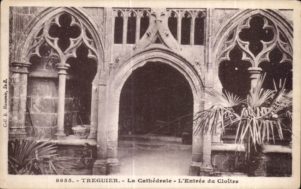 TREGUIER - A Catedral - A Entrada do Claustro — Call. E. HAWKINS, St.B. — n° 8955 - Frente