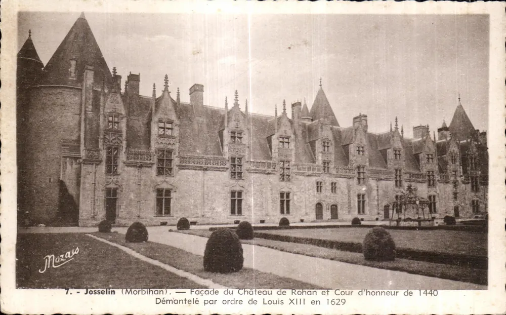 Josselin (Morbihan) — Fassade des Schlosses Rohan und Ehrenhof aus dem Jahr 1440 — Zerstört auf Befehl von Ludwig XIII. im Jahr 1629 — J. Nozais - Vorderseite