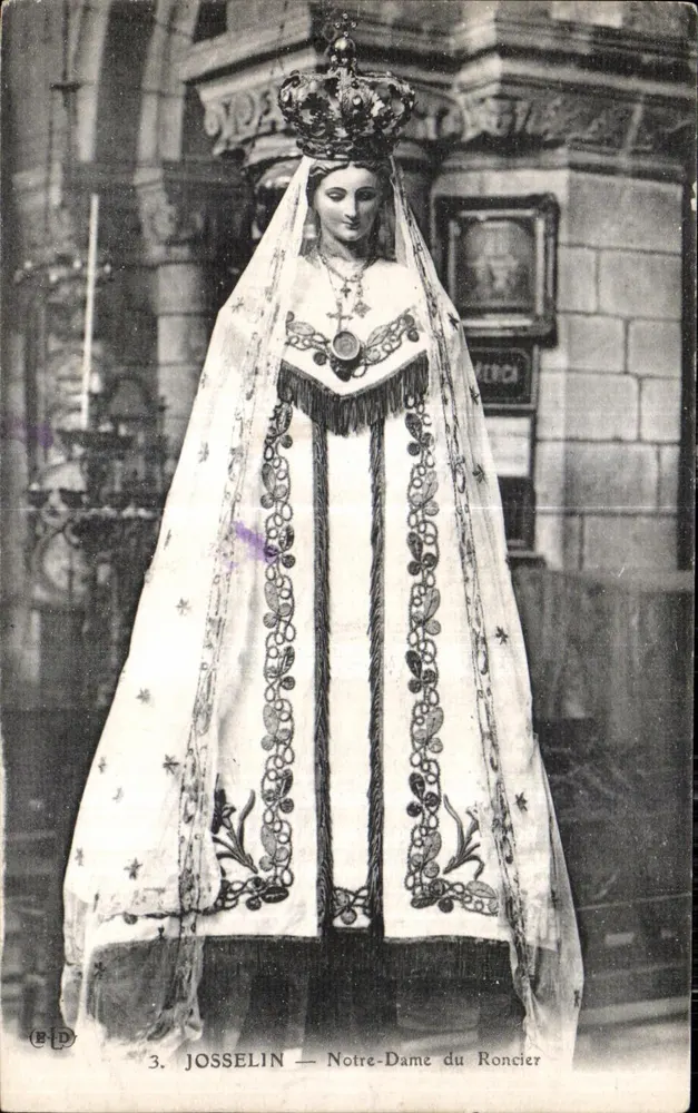 Josselin — Nossa Senhora do Roncier — estátua coroada em uma construção religiosa - Frente