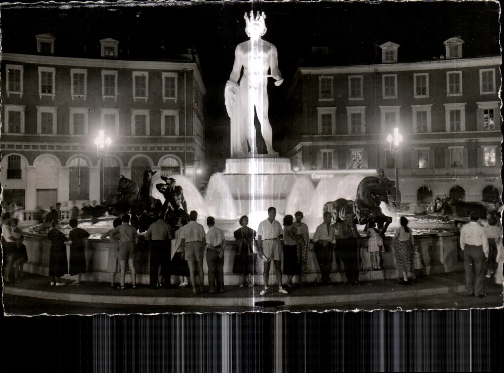 Praça Masséna — Fontaine du Soleil à noite — Editora: Éditions Françaises - Frente