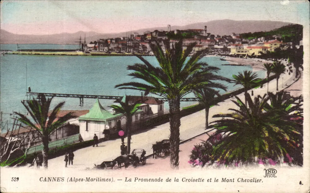 CANNES (Alpes-Maritimes) — La Promenade de la Croisette und der Mont Chevalier — JND Phot. - Vorderseite