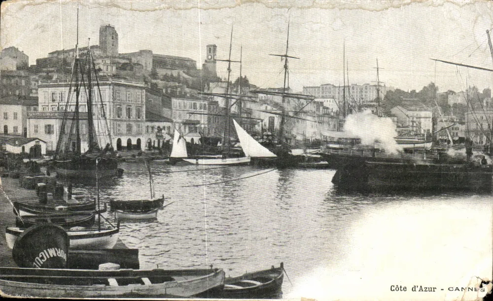 Port de Cannes — vue du port avec bateaux et édifice sur colline — éditeur NORMIGUIC - Frente