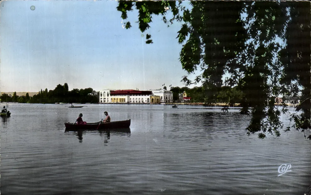 Lago de Enghien — Vista do lago com barco e edifício — Cap - Frente