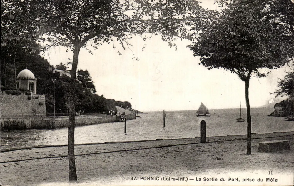 Pornic (Loire-Inf.) — Die Ausfahrt des Hafens, Aufnahme vom Môle — P. Chapeau, Nantes, n° 37 - Vorderseite
