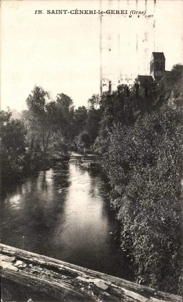 Saint-Céneri-le-Gerei (Orne) — uitzicht op een waterloop en een gebouw op een heuvel — antieke ansichtkaart n°126 - Voorkant