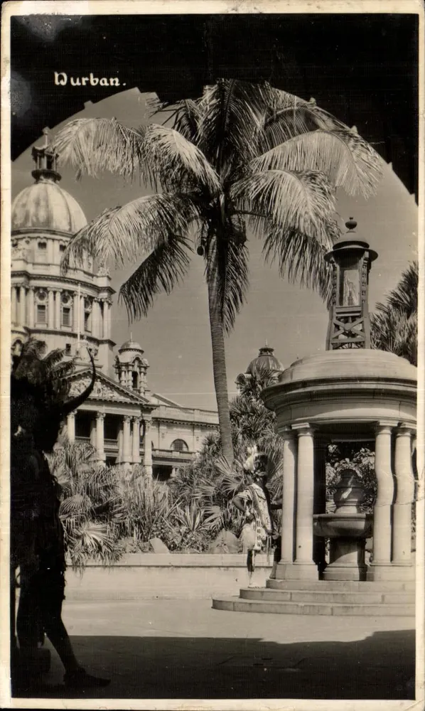 Durban — Ansicht der Stadt mit Brunnen und Palmenhain — Photo Copyright Lynn Acutt, Durban, S.A. - Vorderseite