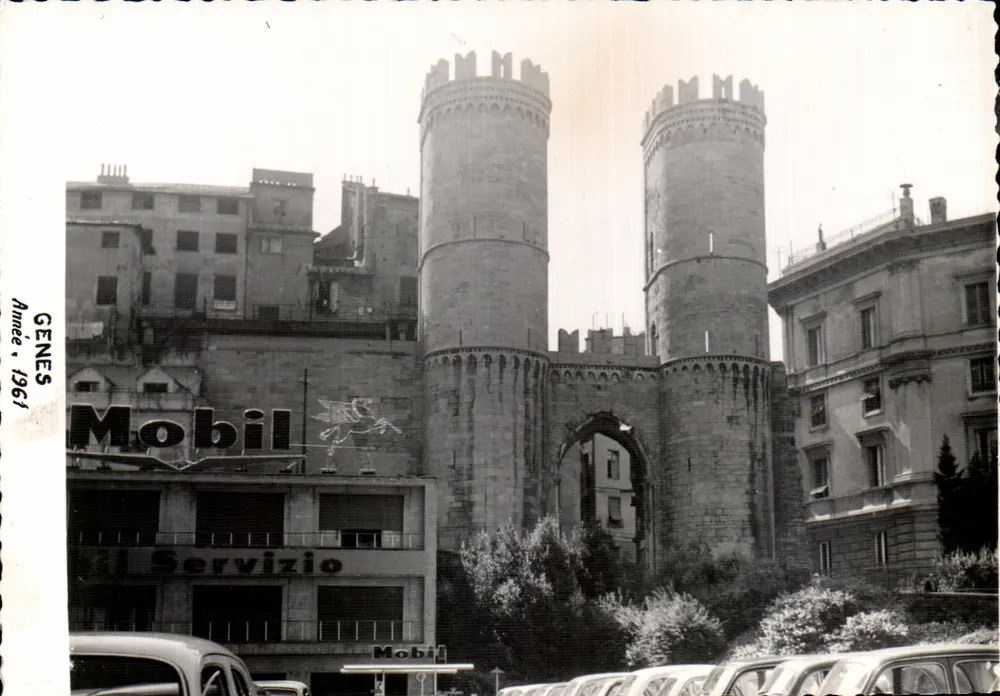 Porta da Cidadela em Gênova — visão urbana com posto de gasolina Mobil — ano 1961 - Frente