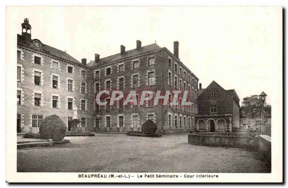 Beaupréau (M.-et-L.) — O Pequeno Seminário — Pátio Interno - Frente