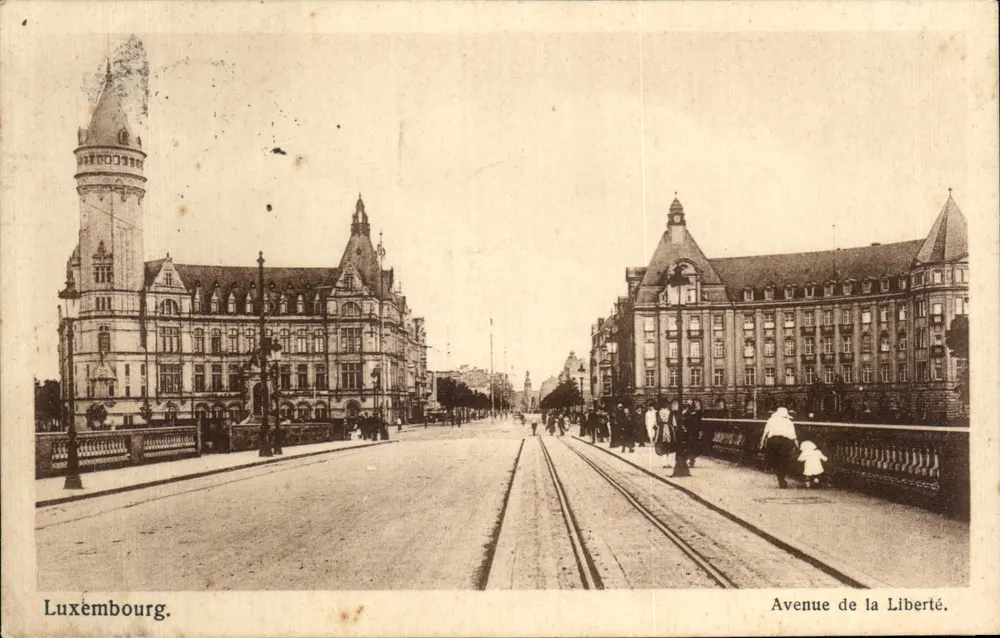 Luxemburgo — Avenue de la Liberté con tranvías — Édith Th. Wiroi, n°13 - Anverso