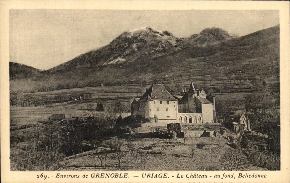 Umgebung von GRENOBLE — URIAGE — Das Schloss — im Hintergrund, Belledonne - Vorderseite