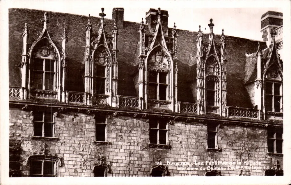 Nauvay — Die Fenster der Fassade — Innenraum des Schlosses — Verlag: Nauvay, Nr. 160 - Vorderseite