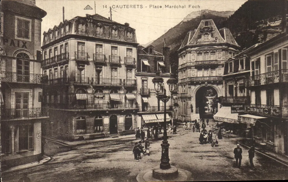 Cauterets - Place Maréchal Foch — vista da praça com edifícios e arcadas, editor A.A. n°14 - Frente