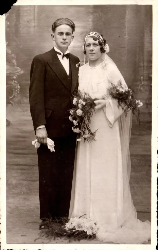 Novo casal casado — estúdio fotográfico — Carta Postal - Frente