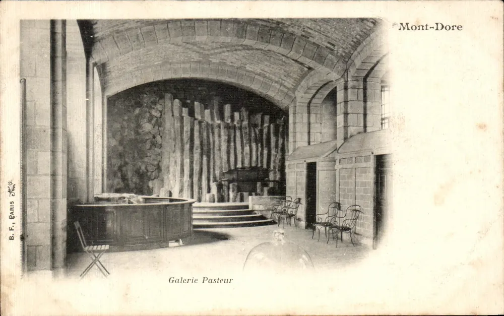 Galerie Pasteur — salle à colonnes en pierre — éditeur B. F. Paris, Mont-Dore - Frente