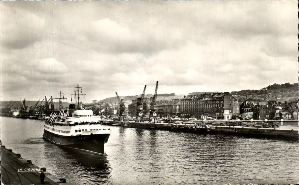 Porto de Rouen — Vista do navio de passageiro La Cigogne — Edições Jeanne-d'Arc - Frente