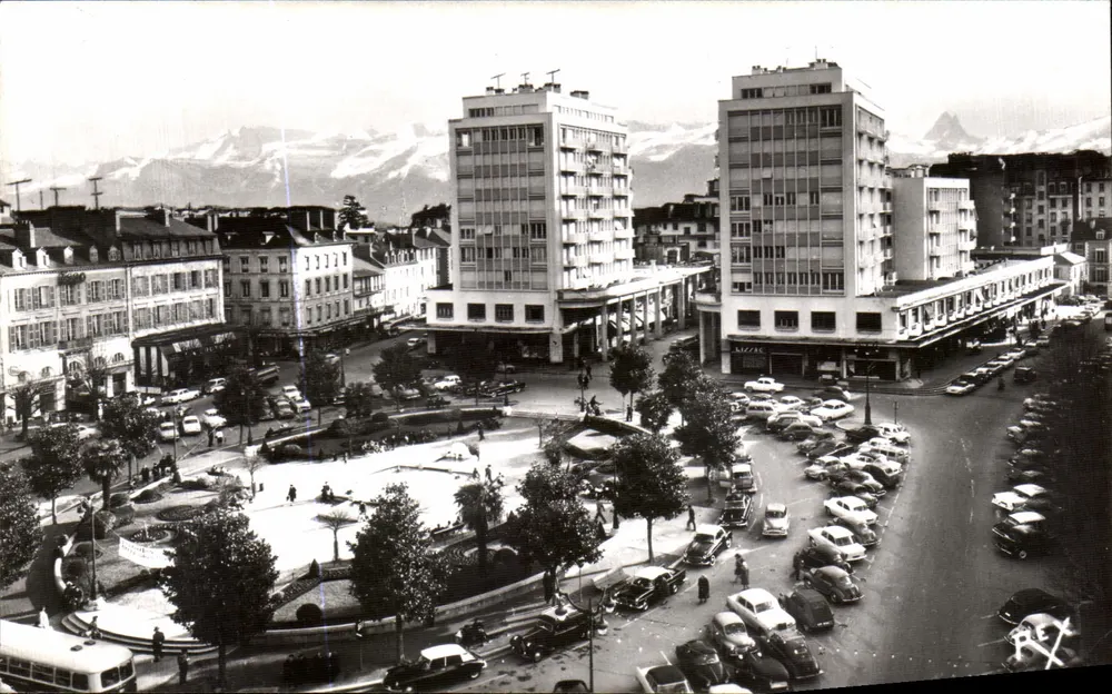 Pau - Praça Clemenceau — vista urbana com montanhas no fundo — Edições REX, n° 338 - Frente