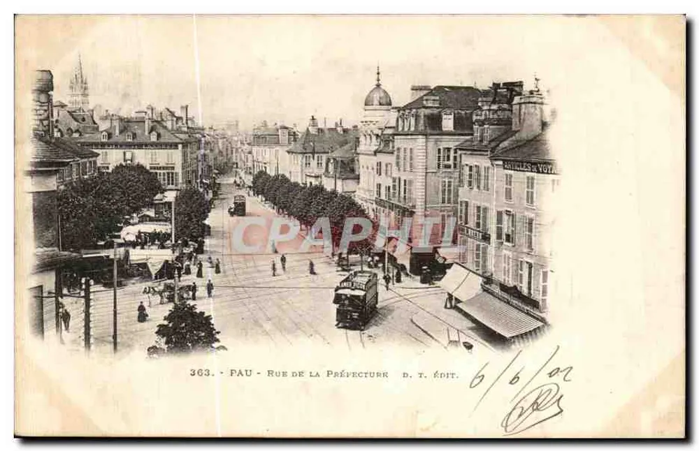 Pau - Rue de la Préfecture — vista urbana com trem — D. T. Édit. - Frente