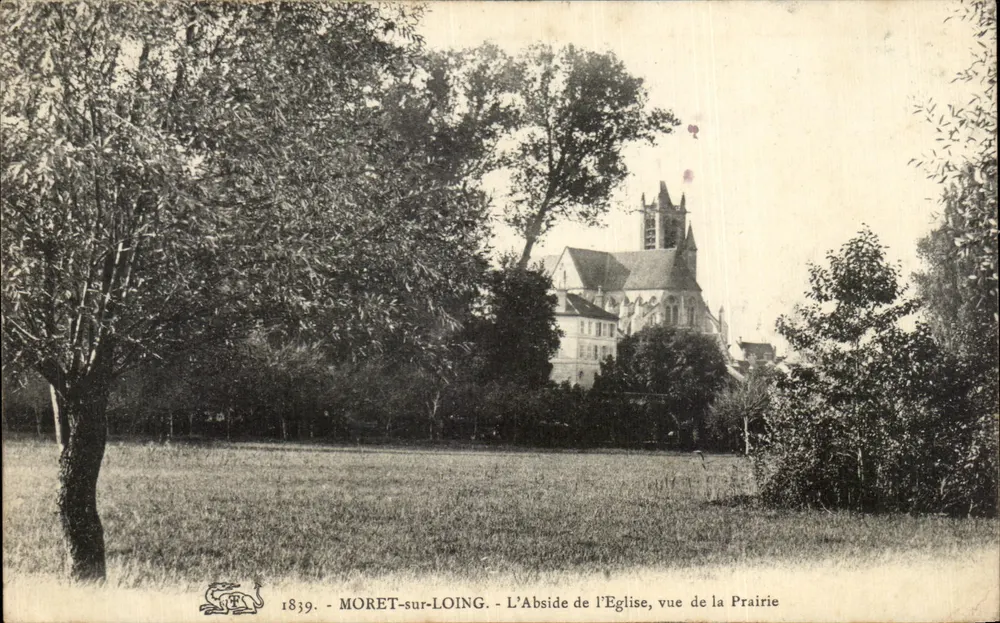 Moret-sur-Loing - Die Apse der Kirche, Blick von der Wiese - Vorderseite