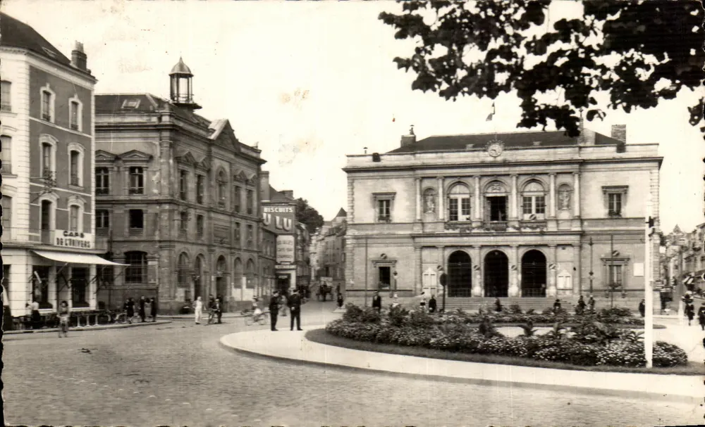 Place de la Mairie em La Vallée (Mayenne) — vista urbana com edifícios e jardim central — editor R. GALLOIS, Art. Rueil-Malmaison - Frente