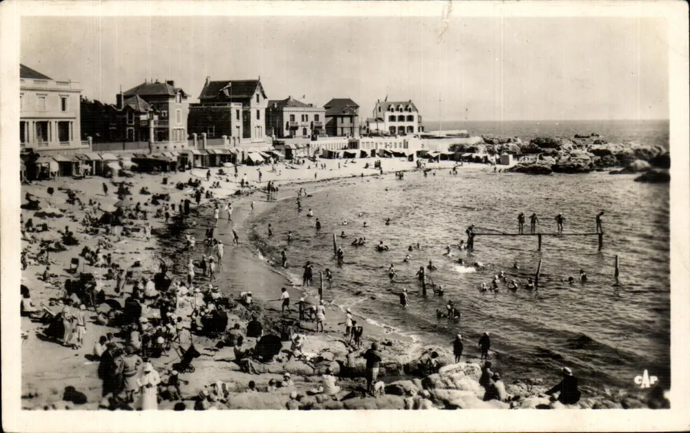 La Plage - Port-Lin — vue animée de la baie avec baigneurs et bâtiments côtiers — éditeur C.A.P. (n° 49) - Frente