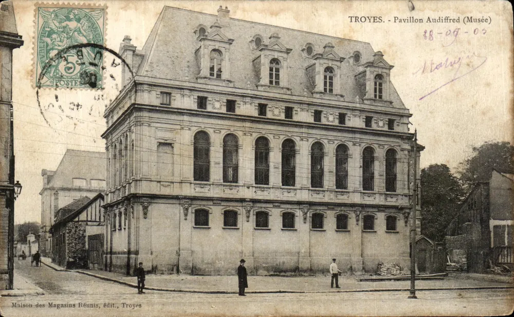Troyes - Pavilhão Audiffred (Museu) — Casa dos Lojas Reunidas, editora - Frente