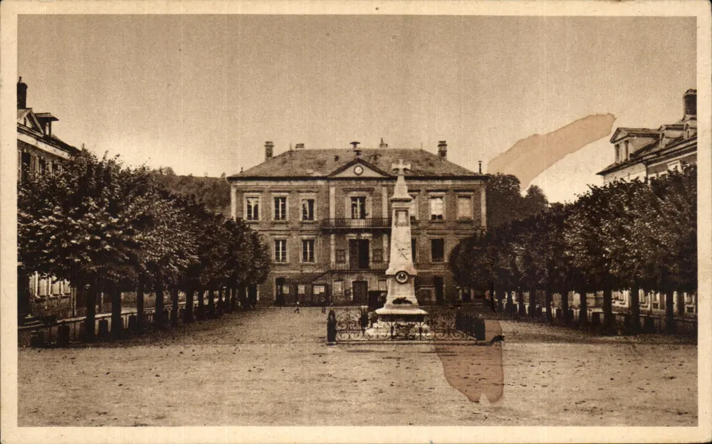 Place de l'Hôtel de Ville à Ourec — monument central — editor Romain - Frente