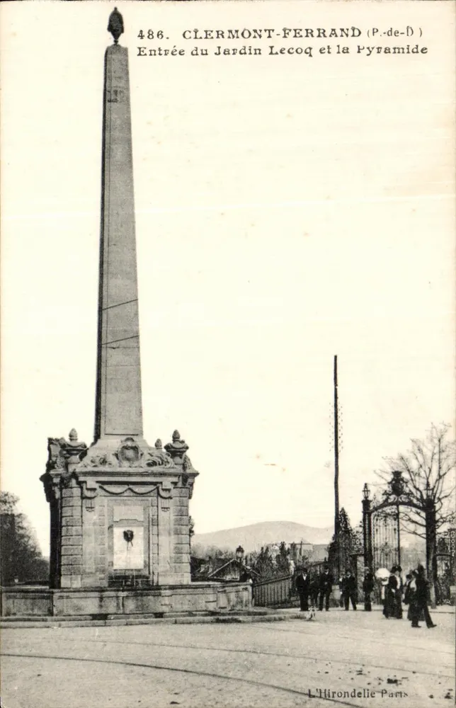 Clermont-Ferrand — Eingang zum Lecoq-Garten und die Pyramide — L'Hirondelle Paris - Vorderseite