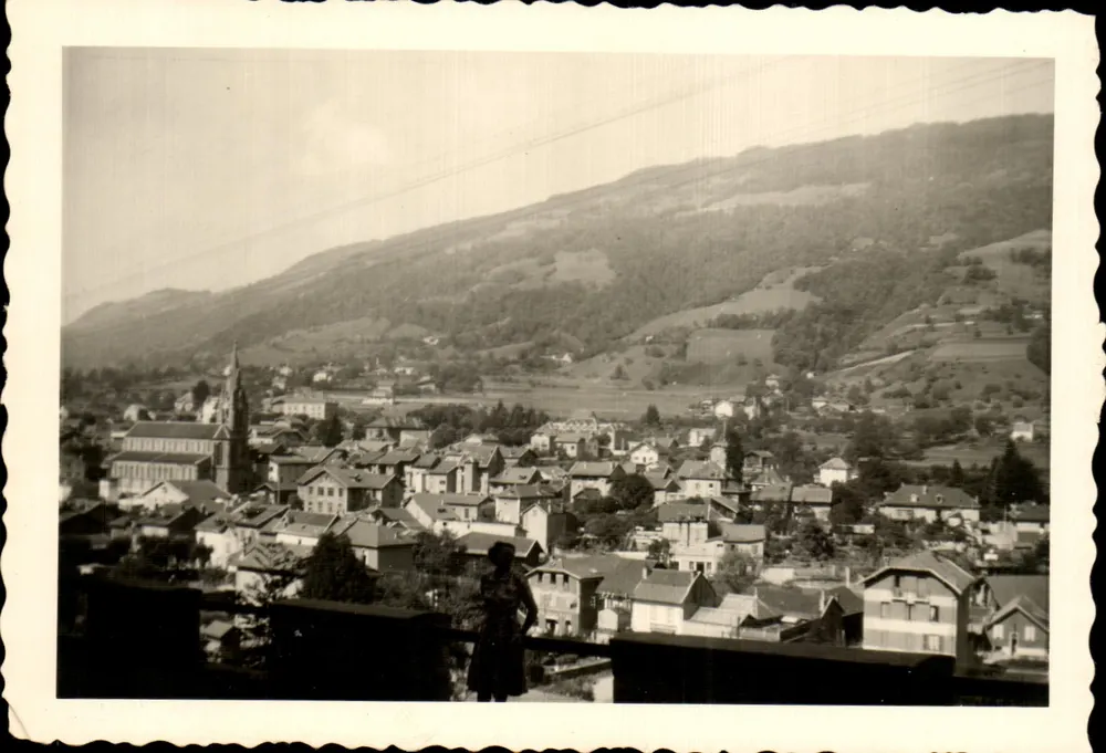 Allnard vu d'en haut — vue panoramique avec église et montagne — éditeur non visible - Frente