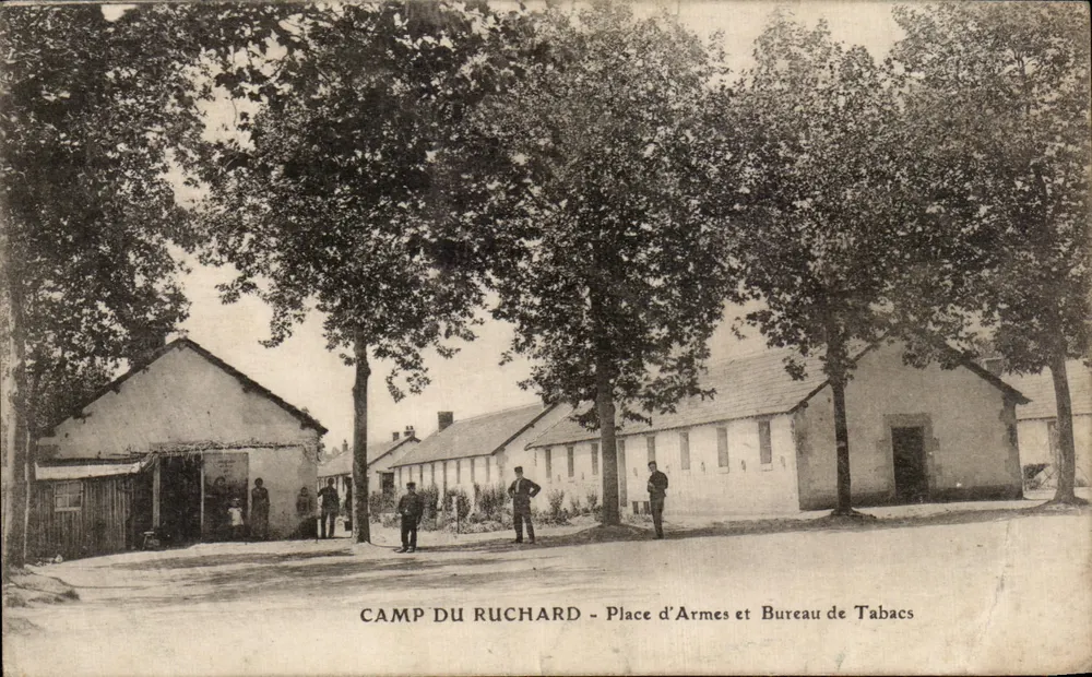 Camp du Ruchard — Place d'Armes und Tabakamt — unbekannter Verleger, Seriennummer nicht sichtbar - Vorderseite