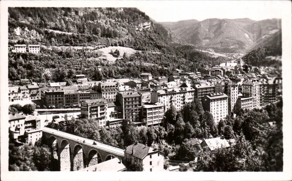 Saint-Claude (Jura) — Der Saint-Pierre-Brücke und die 12-geschossigen Gebäude — Photo Veritable, Paris - Vorderseite