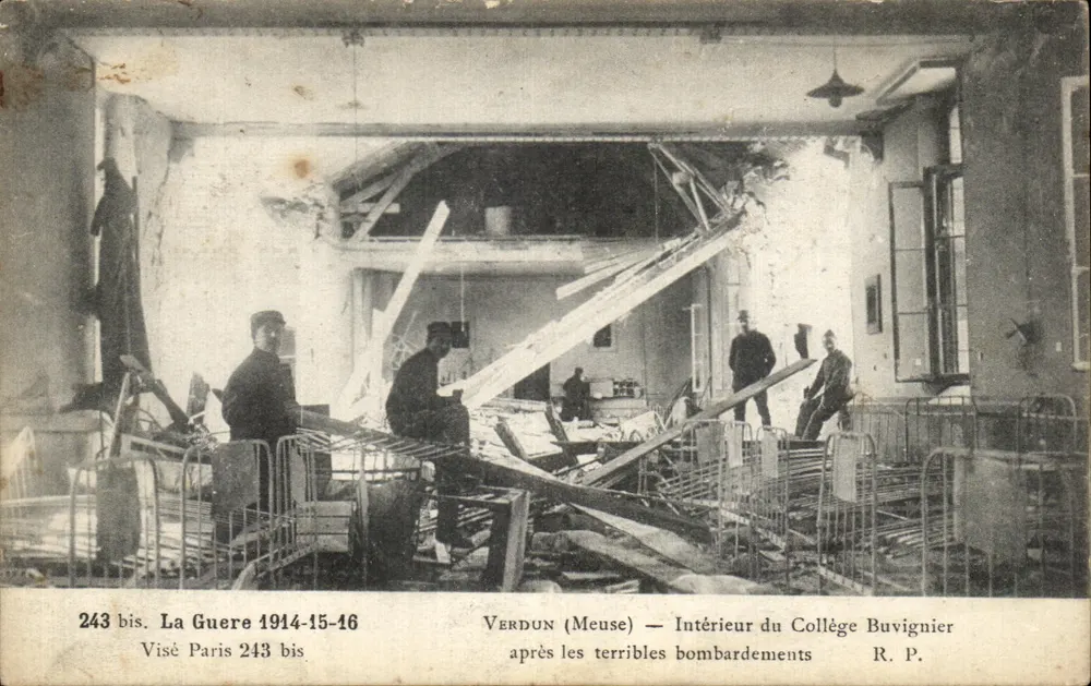 Verdun (Meuse) — Innenansicht des Collège Buvignier nach den schrecklichen Bombenangriffen — R. P. - Vorderseite