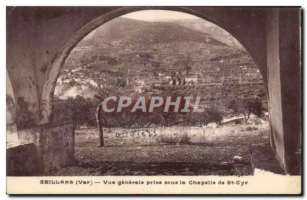 Seillans (Var) — Allgemeiner Blick unter der Kapelle von St-Cyr - Vorderseite