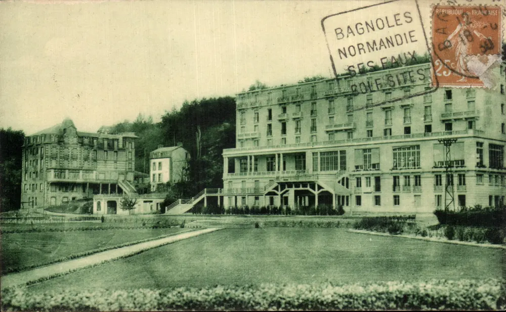 Bagnolles-de-l'Orne — Thermalbahnstation und Hotel du Parc — Hotel Cordier — Verlag: Aux Souvenirs de Bagnolles - Vorderseite