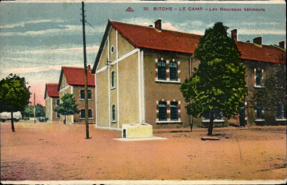 Bitche - O Campo - Novos edifícios — Bilhete postal antigo n°50, editor A.P.C. - Frente