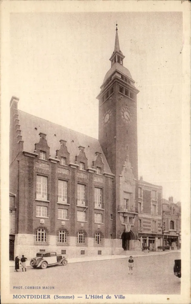 Montdidier (Somme) — O Hotel de Ville — Fot. Combier Macon - Frente