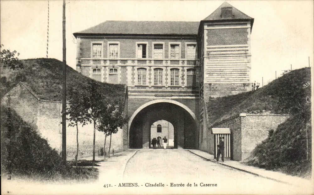 Amiens - Citadel - Eingang zur Kaserne — L. C. G. & Cie, Philippe Tougla, n° 451 - Vorderseite