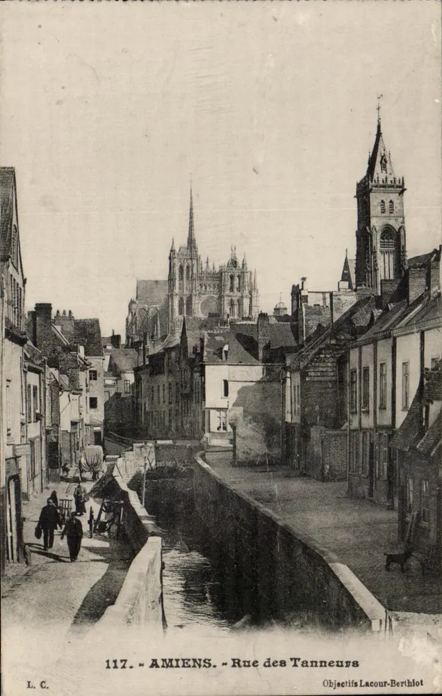 Amiens - Rue des Tanneurs — vista com a catedral e um canal — Objectifs Lacour-Berthiot, n°117 - Frente