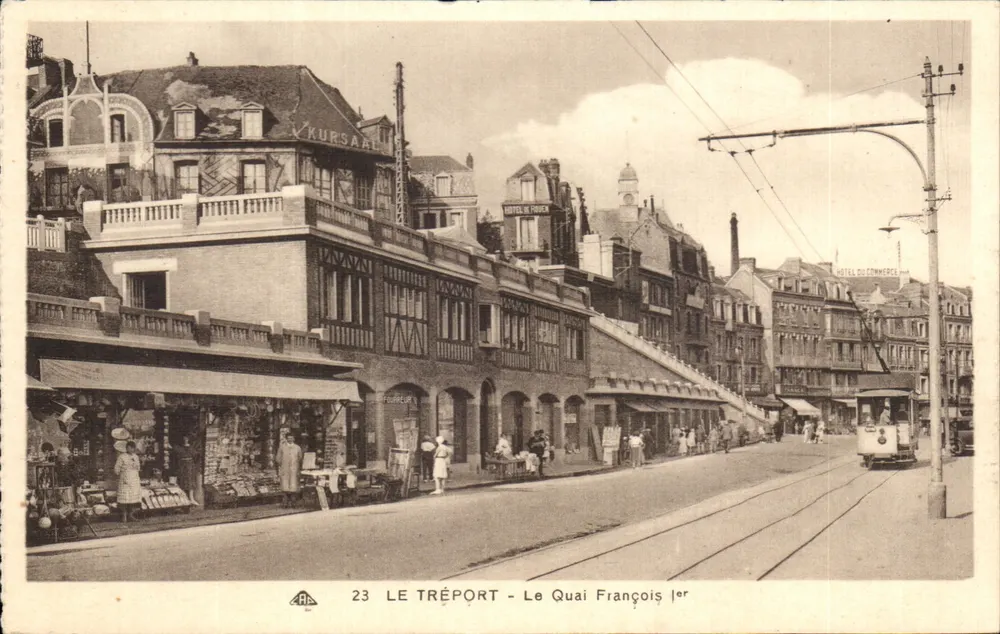 Le Tréport - Le Quai François Ier — Ansicht der Straße mit Straßenbahn und Gebäuden - Vorderseite