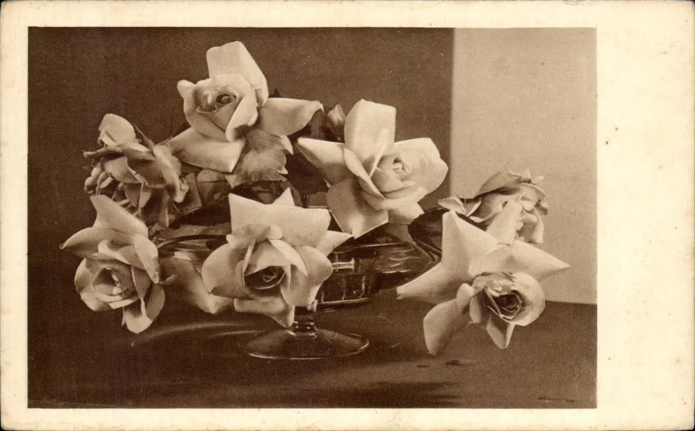 Arranjo de rosas — fotografia — editor desconhecido, número de série não visível - Frente