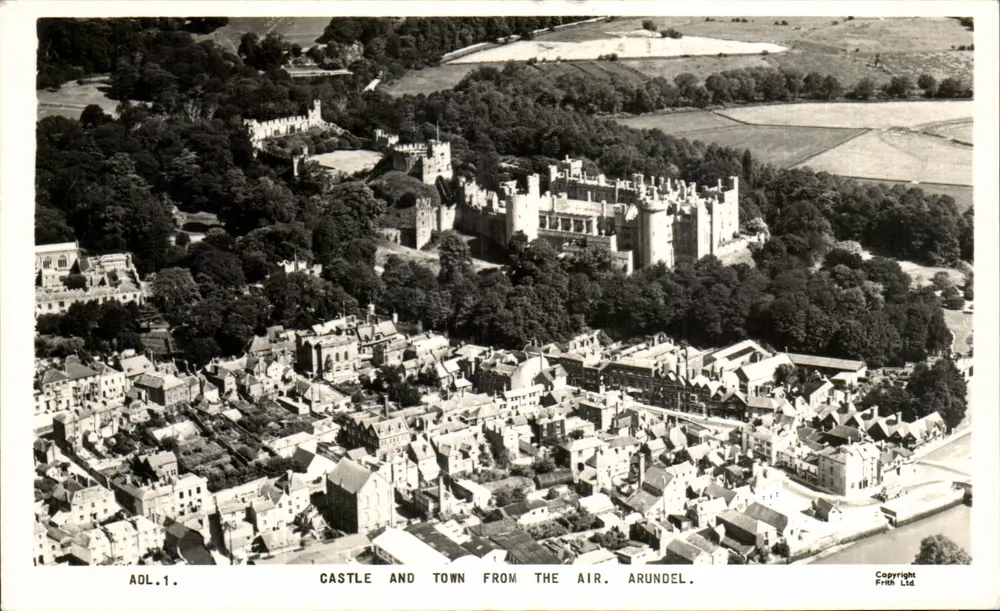 Castillo y ciudad de Arundel — vista aérea — Frith Ltd, serie AQL.1 - Anverso