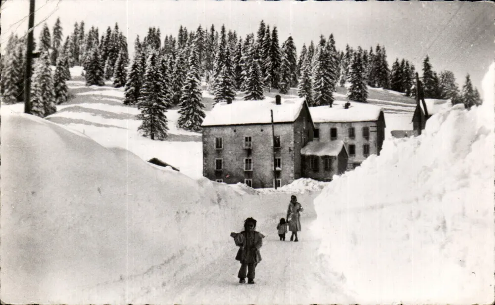 Les Moussières (Höhe 1090 m.) — Winterpromenade vor einer verschneiten Hütte — Verlag « Le Haut-Jura » - Vorderseite